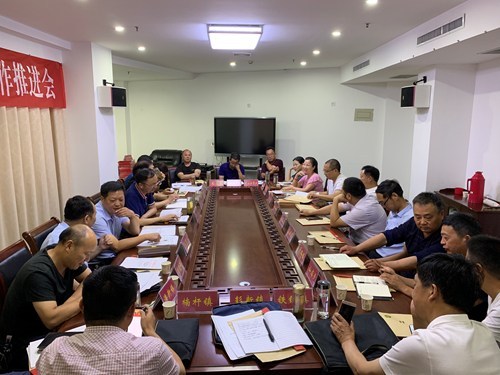 图为乡镇残联理事长纷纷发言,为我县残疾人事业发展谏言献策 图为乡镇残联理事长纷纷发言,为我县残疾人事业发展谏言献策