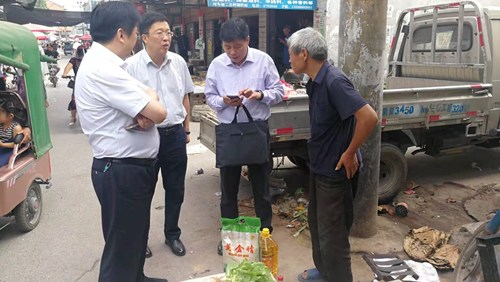 图为对残疾人家庭进行慰问 图为对残疾人家庭进行慰问