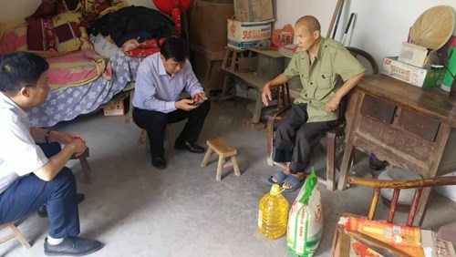 图为走访调研现场 图为走访调研现场