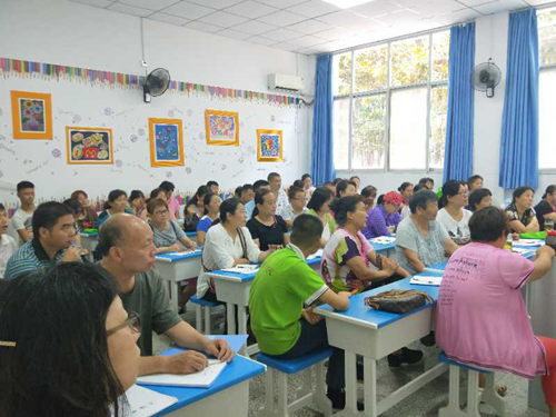 图为:参训学员认真听讲 图为:参训学员认真听讲