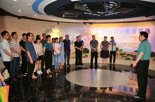 图为:市检察院副检察长孙国杰向市残联干部职工介绍市警示教育基地 图为:市检察院副检察长孙国杰向市残联干部职工介绍市警示教育基地