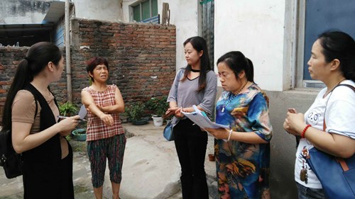 图为督导组在贫困户残疾人家中核实政策落实情况 图为督导组在贫困户残疾人家中核实政策落实情况