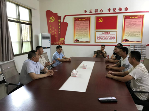 图为:慰问组座谈会 图为:慰问组座谈会