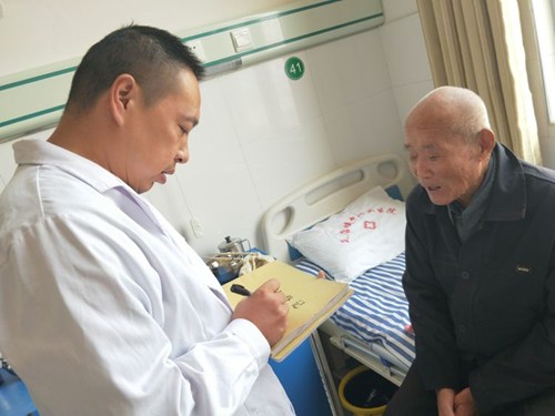 图为医护人员为入住人员建立健康档案 图为医护人员为入住人员建立健康档案