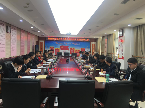 图为:市人大代表在市残联听取汇报并进行座谈 图为:市人大代表在市残联听取汇报并进行座谈