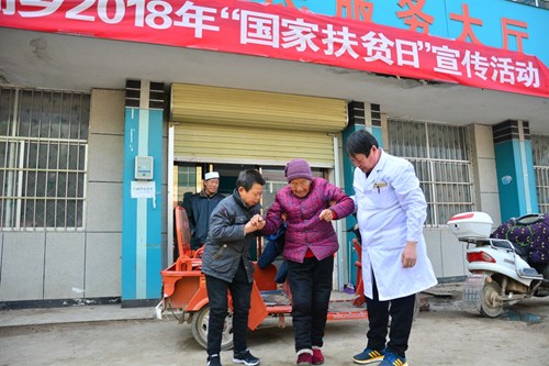 图为办证现场 图为办证现场