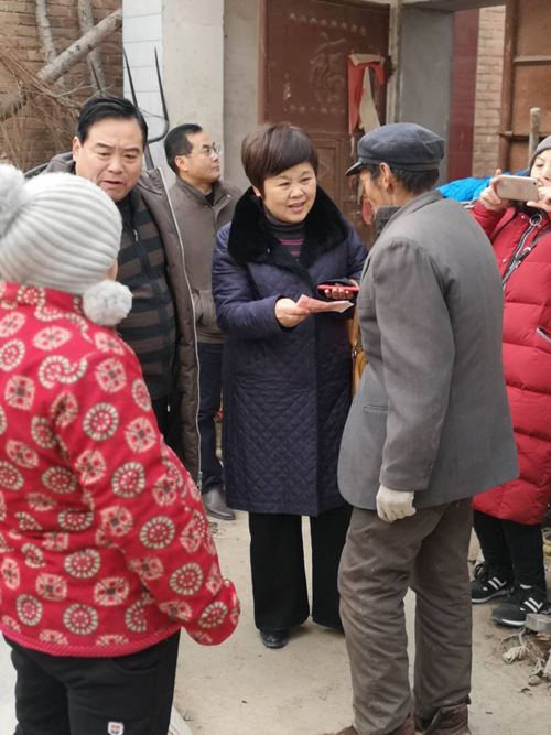 图为张湘鄂副理事长带领扶贫干部为贫困户送去春节慰问金 图为张湘鄂副理事长带领扶贫干部为贫困户送去春节慰问金