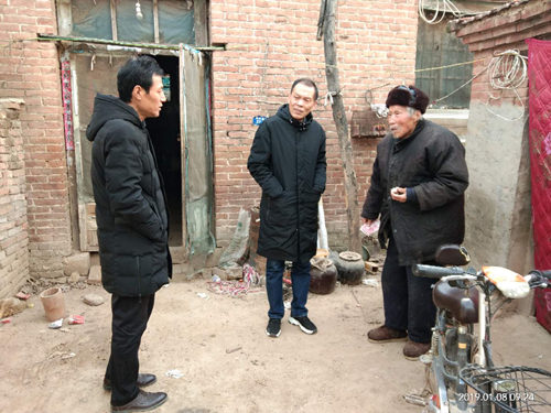 图为赵学恩副调研员带领扶贫干部为贫困户送去春节慰问金 图为赵学恩副调研员带领扶贫干部为贫困户送去春节慰问金