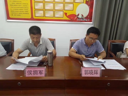 图为安阳市文峰区残联副理事长郭晓辉在残疾人数据动员会上讲话 图为安阳市文峰区残联副理事长郭晓辉在残疾人数据动员会上讲话