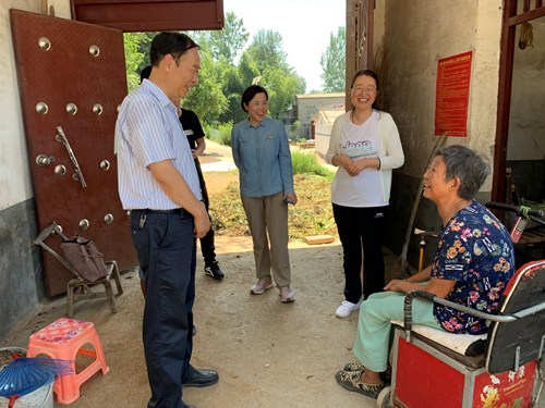 图为:走访慰问贫困残疾人 图为:走访慰问贫困残疾人