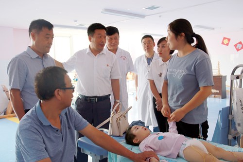 图为阎利副县长和残联领导到县中医院康复中心进行实地考察 图为阎利副县长和残联领导到县中医院康复中心进行实地考察