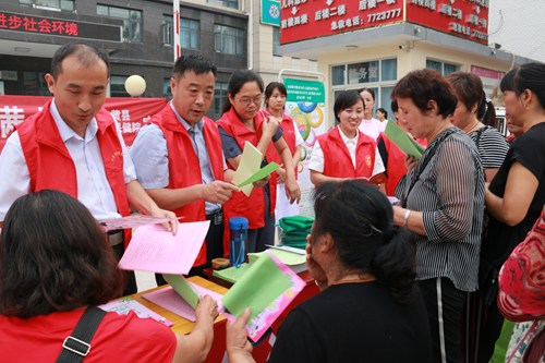 图为县领导和有关部门对第三次“全国残疾预防日”进行宣传 图为县领导和有关部门对第三次“全国残疾预防日”进行宣传