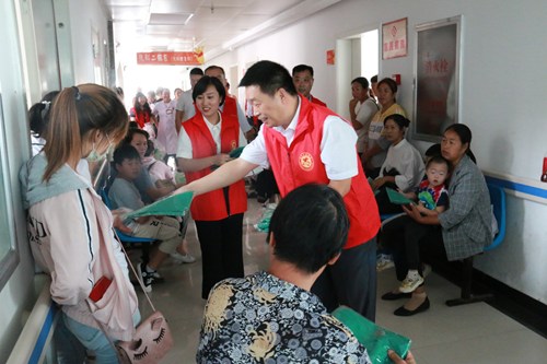 图为县委常委副县长阎利为残疾儿家长发放宣传品 图为县委常委副县长阎利为残疾儿家长发放宣传品