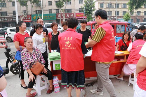 图为县领导和有关部门对第三次“全国残疾预防日”进行宣传 图为县领导和有关部门对第三次“全国残疾预防日”进行宣传