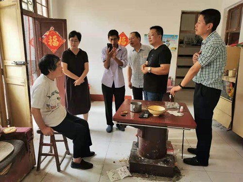 图为模拟入户调查现场 图为模拟入户调查现场