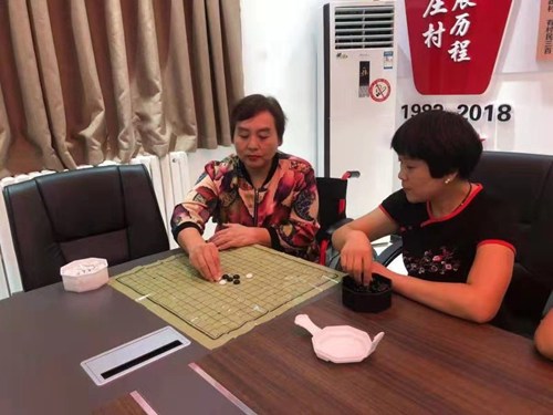 图为残疾人朋友在活动室下棋娱乐 图为残疾人朋友在活动室下棋娱乐