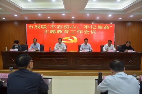 图为:会议现场 图为:会议现场