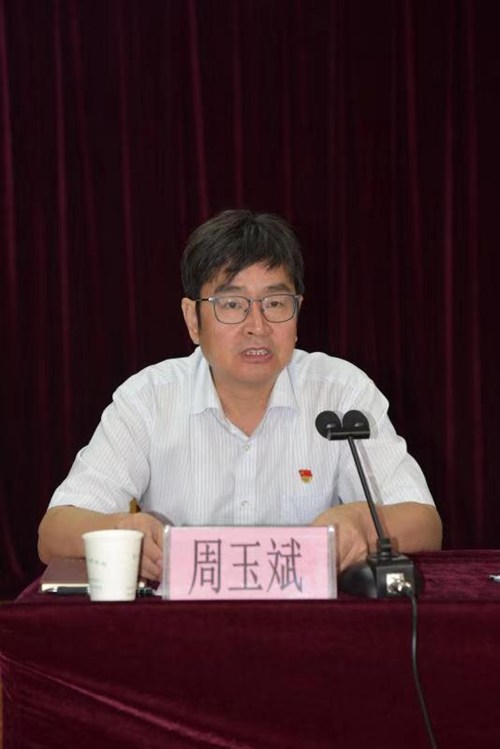 图为市委第四巡回指导组副组长周玉斌出席会议并讲话 图为市委第四巡回指导组副组长周玉斌出席会议并讲话