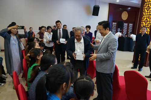 图为驻马店市隆重举行 2019年澳大利亚魏基成天籁列车助听器捐赠活动 图为驻马店市隆重举行 2019年澳大利亚魏基成天籁列车助听器捐赠活动