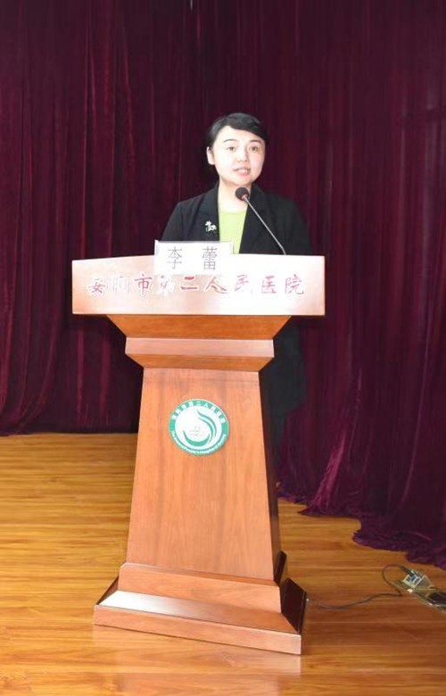 图为邀请林州市副市长李蕾作宣讲 图为邀请林州市副市长李蕾作宣讲