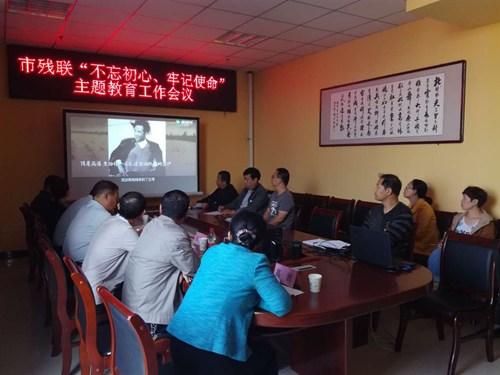 图为观看记录片《初心,从未改变》 图为观看记录片《初心,从未改变》