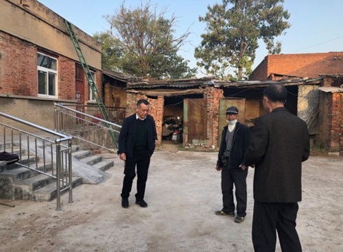 图为到残疾人家中实地查看无障碍改造情况 图为到残疾人家中实地查看无障碍改造情况