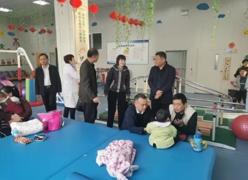 图为督导调研残疾儿童康复工作 图为督导调研残疾儿童康复工作