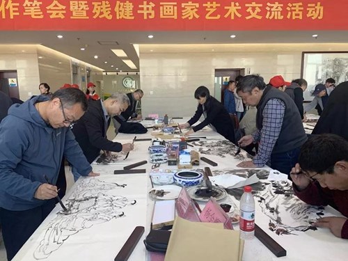 图为作家现场作画 图为作家现场作画