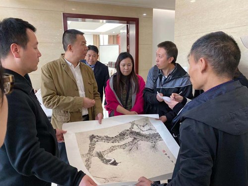 图为作家讲解画作 图为作家讲解画作