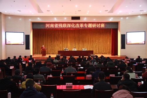 图为省盲人协会副主席周小丽同志作交流发言 图为省盲人协会副主席周小丽同志作交流发言