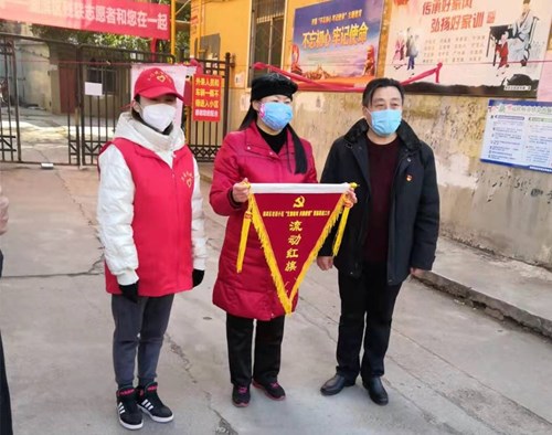 图为街道领导为残联防控点授旗 图为街道领导为残联防控点授旗