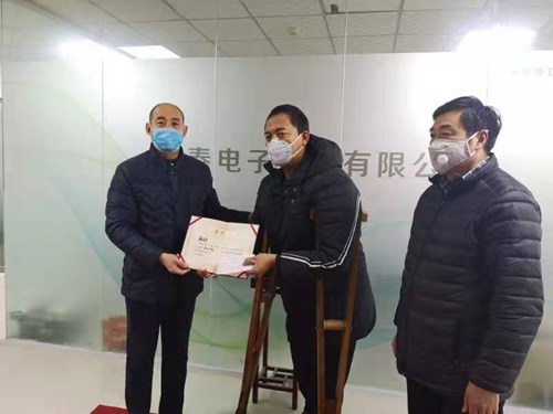 图为商丘市宁陵县残疾人路柯捐款现场 图为商丘市宁陵县残疾人路柯捐款现场