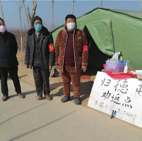 图为商丘市睢县残疾人王家印(中间)参与疫情防控 图为商丘市睢县残疾人王家印(中间)参与疫情防控
