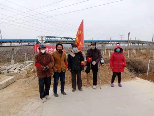 图为志愿者防控卡点执勤 图为志愿者防控卡点执勤
