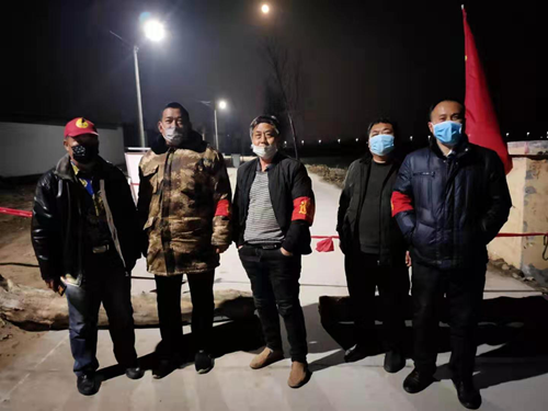 图为张志炜同志夜间执勤 图为张志炜同志夜间执勤