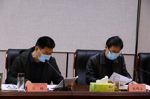 图为驻民政局纪检监察组组长梁林(左一)讲话 图为驻民政局纪检监察组组长梁林(左一)讲话