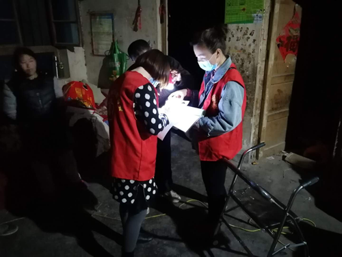 图为王金和吴娟两名同志现场配发辅具场景3 图为王金和吴娟两名同志现场配发辅具场景3