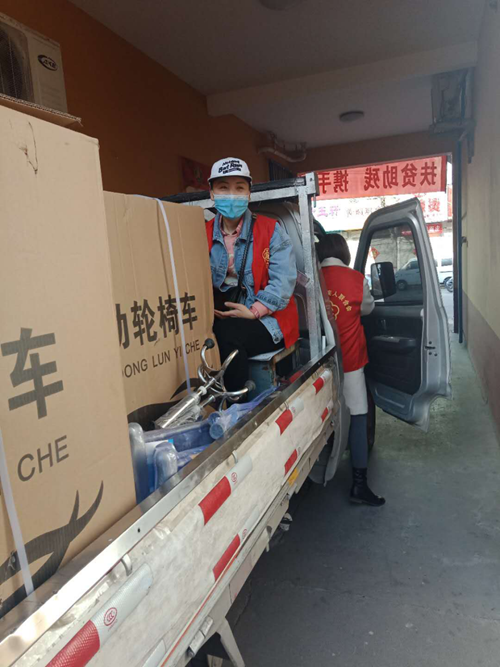 图为获嘉县残联王金和吴娟两名同志整装出车场景 图为获嘉县残联王金和吴娟两名同志整装出车场景