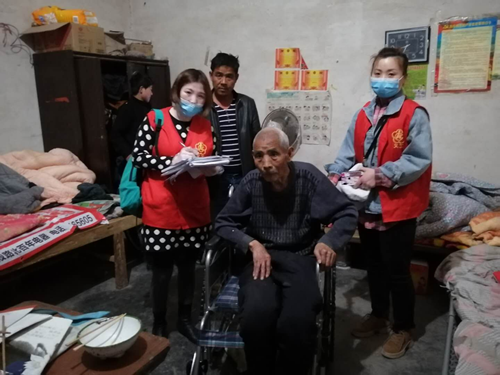 图为王金和吴娟两名同志现场配发辅具场景1 图为王金和吴娟两名同志现场配发辅具场景1