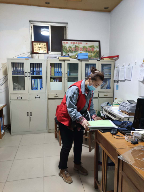 图为获嘉县残联吴娟同志在办公室整理资料场景 图为获嘉县残联吴娟同志在办公室整理资料场景