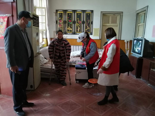 图为王金和吴娟两名同志现场配发辅具场景2 图为王金和吴娟两名同志现场配发辅具场景2