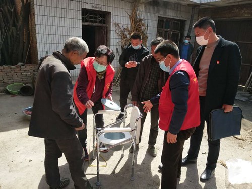 图为残疾人送辅具现场 图为残疾人送辅具现场