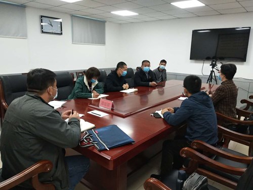 图为座谈会现场 图为座谈会现场