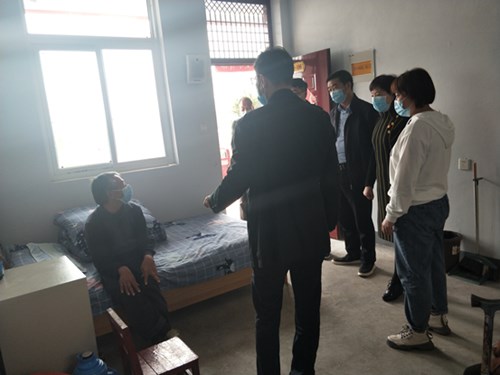 图为分别与重度残疾人侯要举、侯新明拉家常,嘘寒问暖 图为分别与重度残疾人侯要举、侯新明拉家常,嘘寒问暖