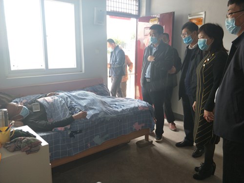 图为分别与重度残疾人侯要举、侯新明拉家常,嘘寒问暖 图为分别与重度残疾人侯要举、侯新明拉家常,嘘寒问暖