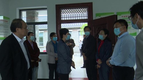 图为邵华副市长在新县调研 图为邵华副市长在新县调研