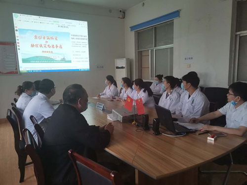 图为医疗机构组织医护人员收看网络报告会 图为医疗机构组织医护人员收看网络报告会