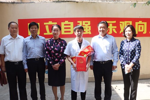 图为安阳市人大常委会主任、党组书记,市委统战部部长徐家平带领市残联党组书记程婵娟,副理事长范廷宾到汤阴县走访慰问自强模范及贫困残疾人,把党和政府的温暖送到残疾人家中,送去慰问品和诚挚的节日祝福。 图为安阳市人大常委会主任、党组书记,市委统战部部长徐家平带领市残联党组书记程婵娟,副理事长范廷宾到汤阴县走访慰问自强模范及贫困残疾人,把党和政府的温暖送到残疾人家中,送去慰问品和诚挚的节日祝福。