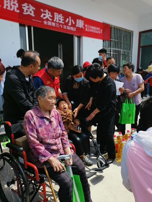 图为商丘市睢阳区残联举行助残日活动暨爱心捐赠活动现场 图为商丘市睢阳区残联举行助残日活动暨爱心捐赠活动现场
