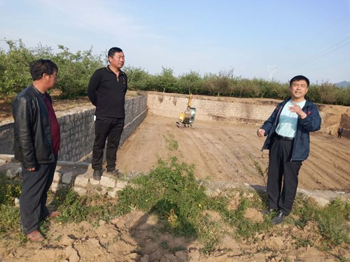 图为纪亚宇在蓄水池施工现场 图为纪亚宇在蓄水池施工现场
